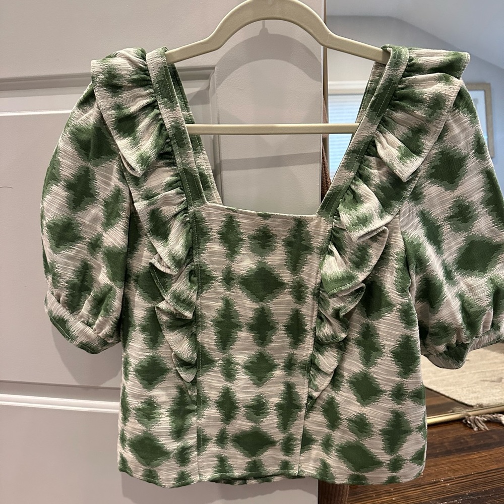 Sézane blouse with beautiful button detailing in the back
